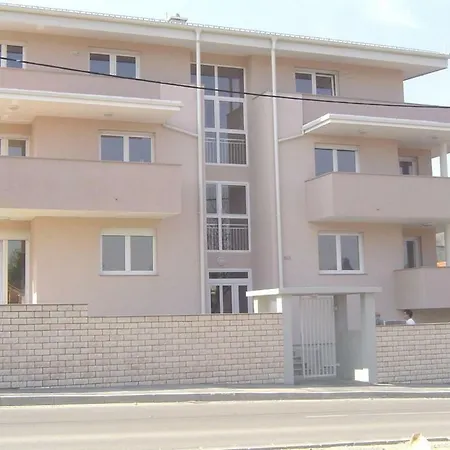 Almica Apartment *
